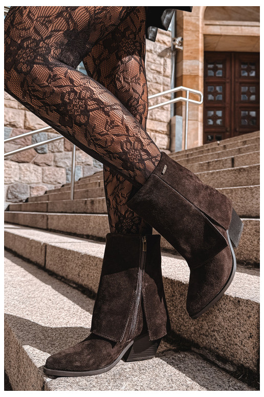 botines de estilo vaquero con tacones de ante natural con caña bordada Big Star UU274115 color chocolate