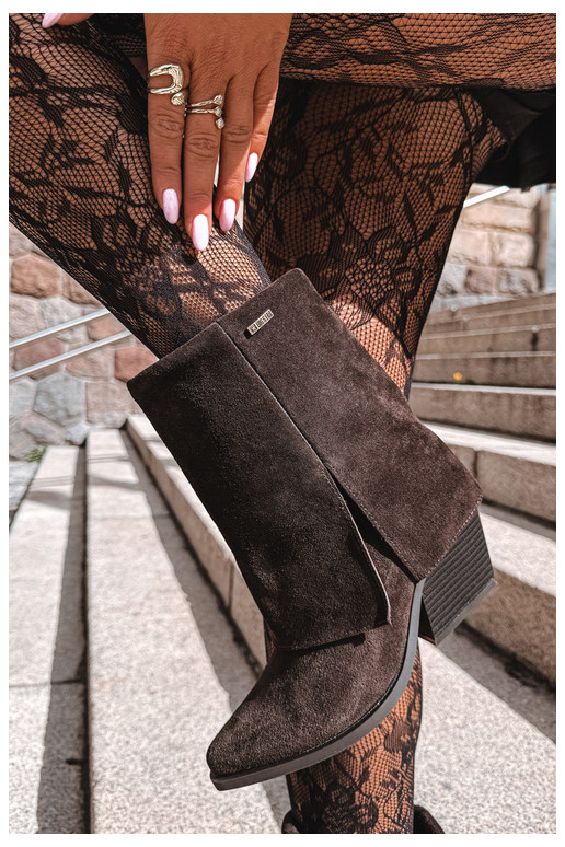 botines de estilo vaquero con tacones de ante natural con caña bordada Big Star UU274115 color chocolate
