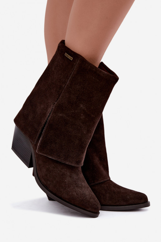 botines de estilo vaquero con tacones de ante natural con caña bordada Big Star UU274115 color chocolate