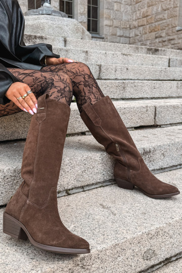 botas altas de ante sintético para mujeres con tacón bajo aisladas Big Star UU274519 color chocolate 2