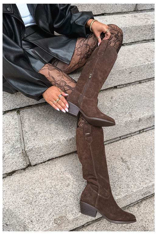 botas altas de ante sintético para mujeres con tacón bajo aisladas Big Star UU274519 color chocolate