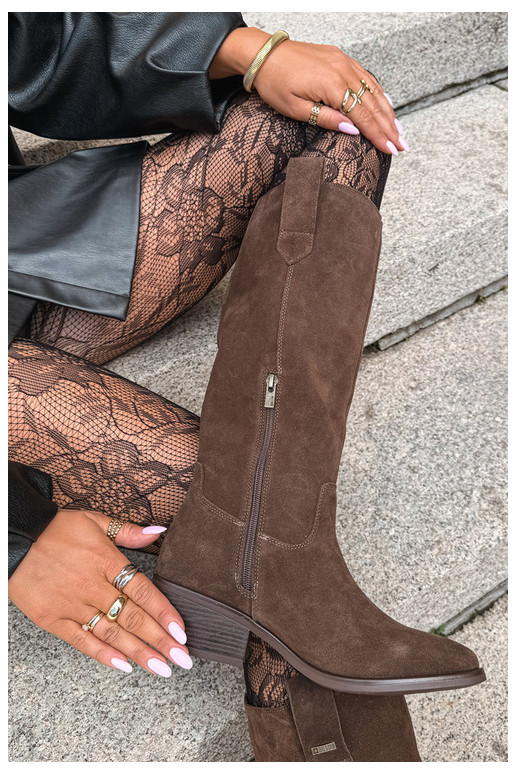 botas altas de ante sintético para mujeres con tacón bajo aisladas Big Star UU274519 color chocolate