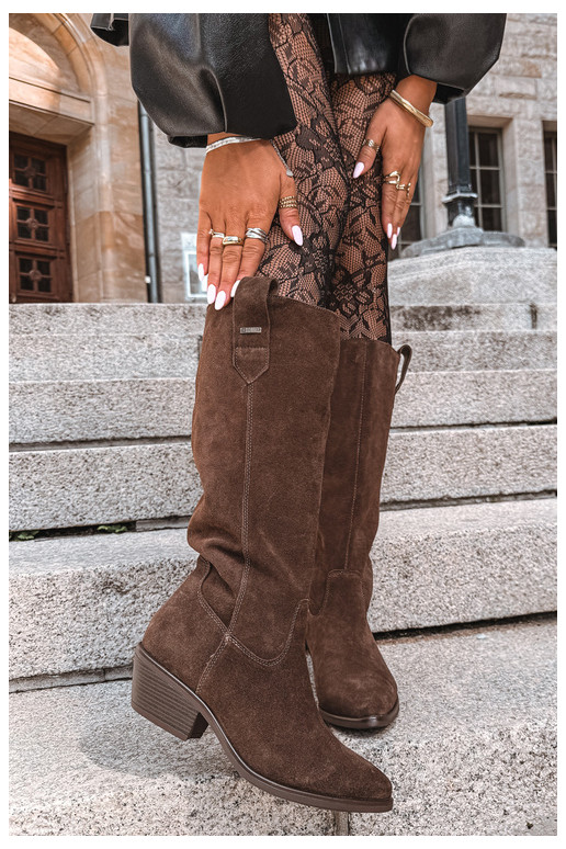 botas altas de ante sintético para mujeres con tacón bajo aisladas Big Star UU274519 color chocolate