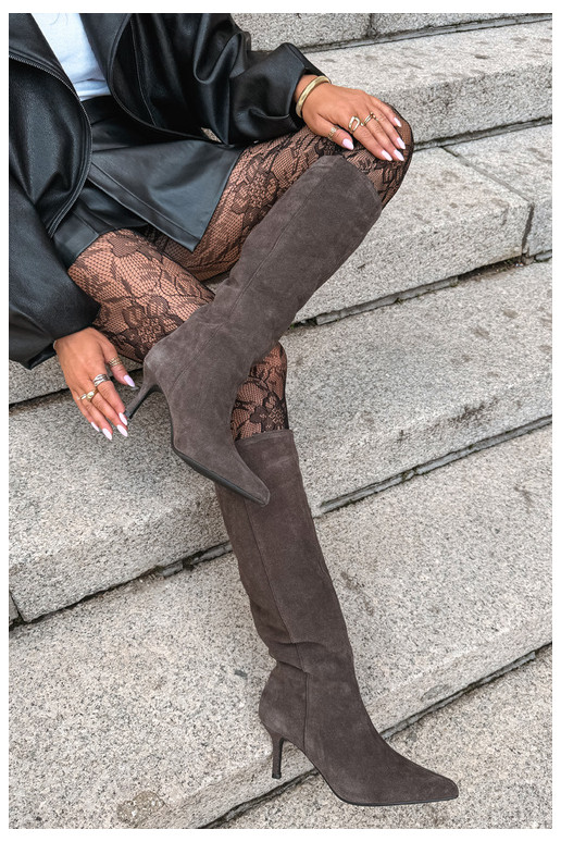 botas altas de ante sintético con tacones finos aisladas modelo de fácil colocación Big Star UU274495 color marrón oscuro
