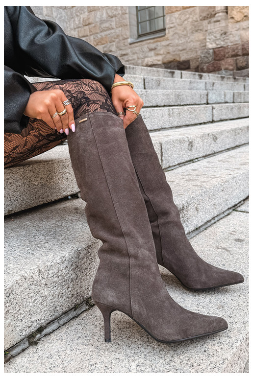 botas altas de ante sintético con tacones finos aisladas modelo de fácil colocación Big Star UU274495 color marrón oscuro