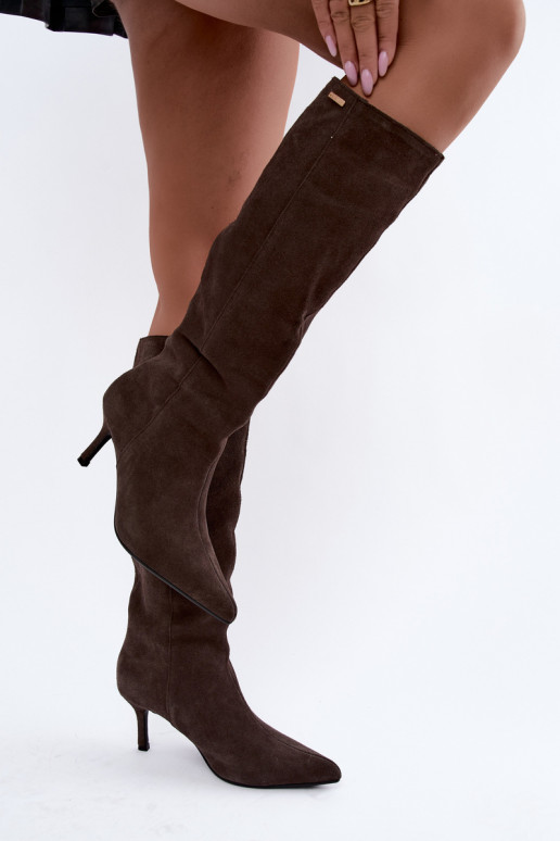 botas altas de ante sintético con tacones finos aisladas modelo de fácil colocación Big Star UU274495 color marrón oscuro