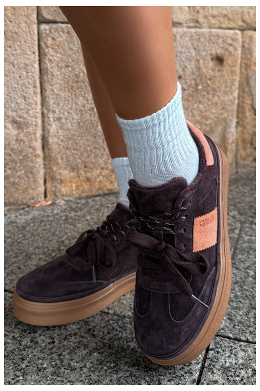 botas de estilo sneaker de ante sintético para mujeres aisladas Big Star UU274770 color chocolate