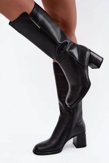 Botas altas aisladas de cuero natural con tacones Vinceza negras