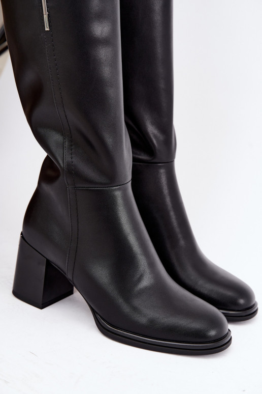 Botas altas aisladas de cuero natural con tacones Vinceza negras