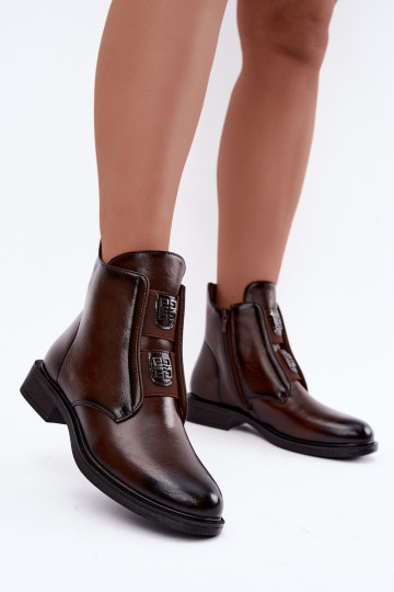 Botines aislados de mujer con tacón bajo y bonitos detalles en color marrón oscuro Tavressa