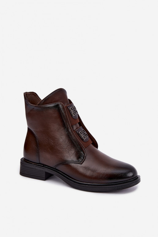 Botines aislados de mujer con tacón bajo y bonitos detalles en color marrón oscuro Tavressa