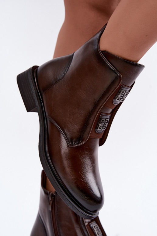 Botines aislados de mujer con tacón bajo y bonitos detalles en color marrón oscuro Tavressa