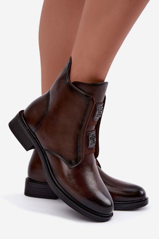 Botines aislados de mujer con tacón bajo y bonitos detalles en color marrón oscuro Tavressa