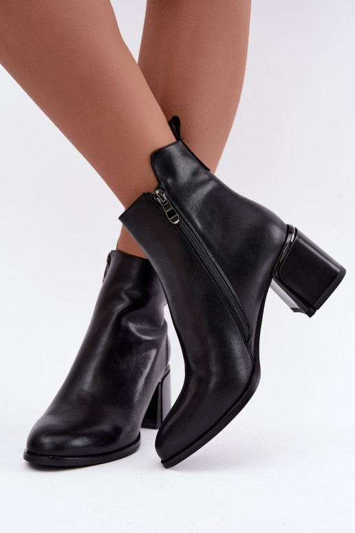 Botines de mujer de cuero sintético con tacón, aislados, negros Kirella