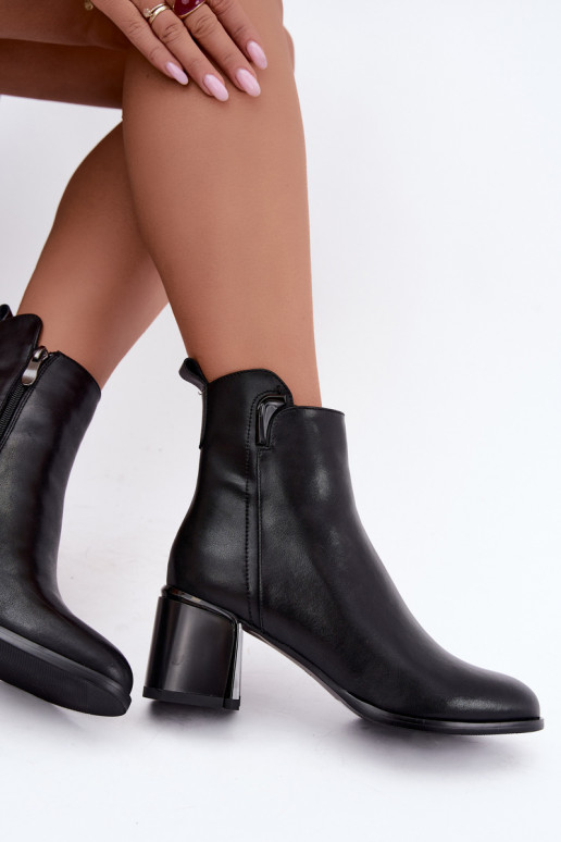 Botines de mujer de cuero sintético con tacón, aislados, negros Kirella