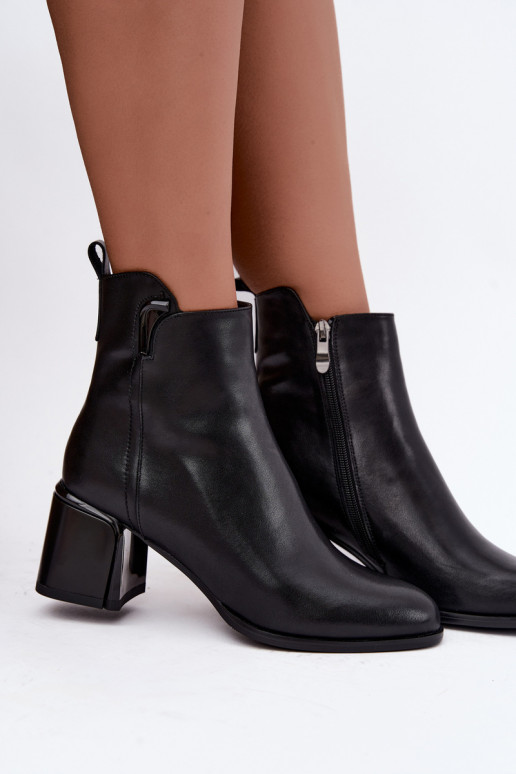 Botines de mujer de cuero sintético con tacón, aislados, negros Kirella