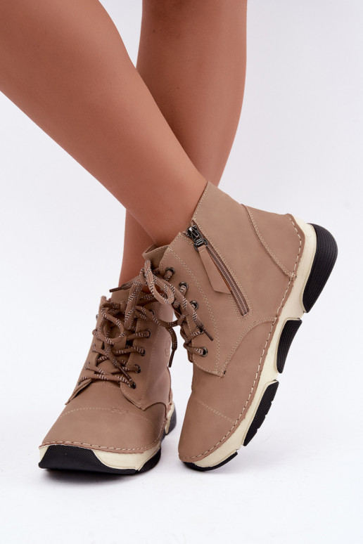Botines de mujer aislados, color arena Lerissa