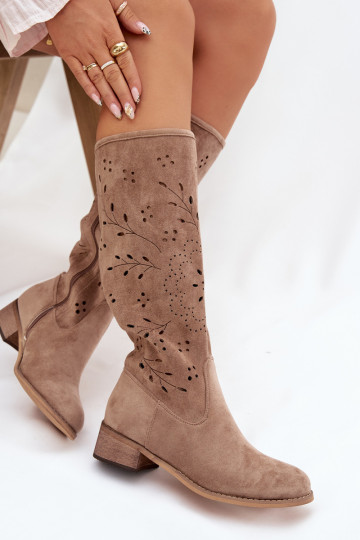 Botas altas de mujer color arena con elementos calados Helinna Klocke