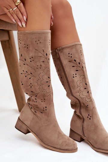 Botas altas de mujer color arena con elementos calados Helinna Klocke 2