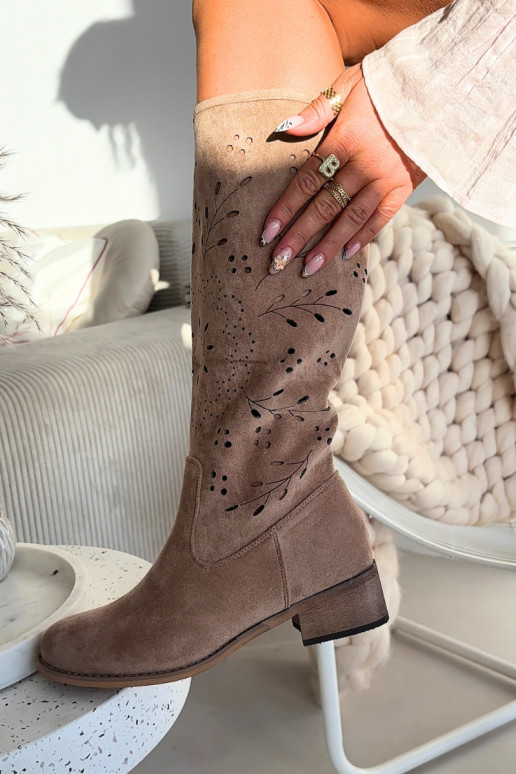 Botas altas de mujer color arena con elementos calados Helinna Klocke