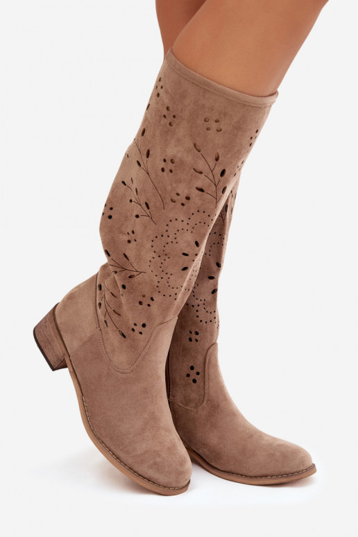 Botas altas de mujer color arena con elementos calados Helinna Klocke