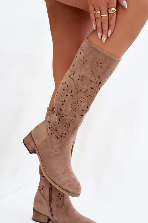 Botas altas de mujer color arena con elementos calados Helinna Klocke