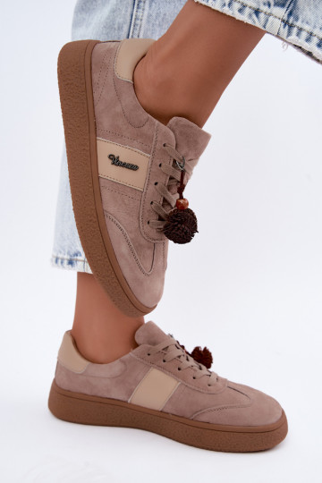 Zapatillas de ante sintético con pompones Vinceza 79682 color arena