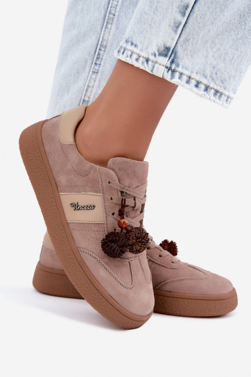 Zapatillas de ante sintético con pompones Vinceza 79682 color arena