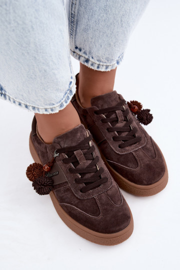 Zapatillas de ante sintético con pompones Vinceza 79682 color chocolate