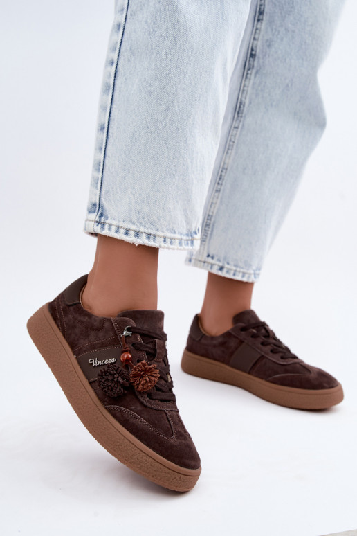 Zapatillas de ante sintético con pompones Vinceza 79682 color chocolate