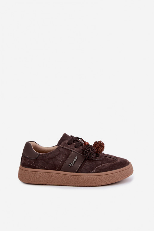Zapatillas de ante sintético con pompones Vinceza 79682 color chocolate