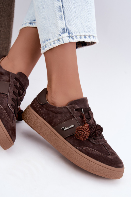 Zapatillas de ante sintético con pompones Vinceza 79682 color chocolate