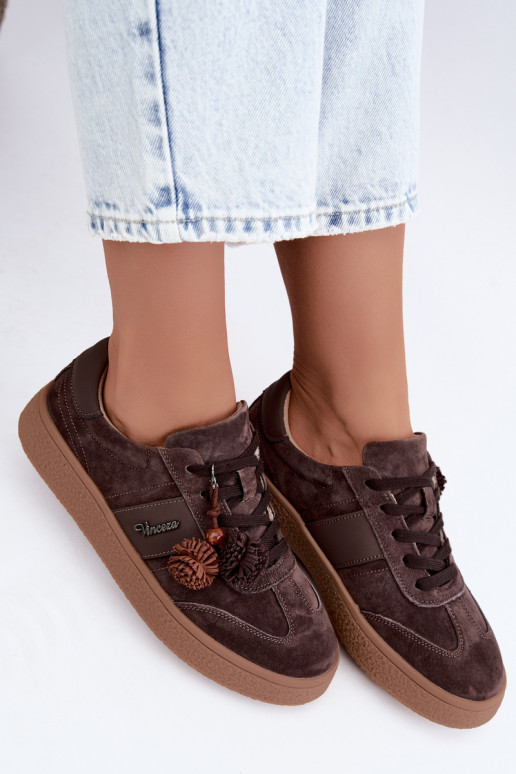 Zapatillas de ante sintético con pompones Vinceza 79682 color chocolate