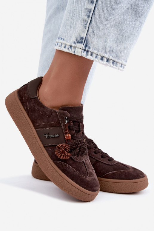 Zapatillas de ante sintético con pompones Vinceza 79682 color chocolate