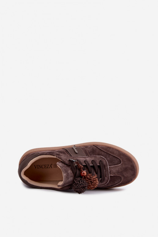 Zapatillas de ante sintético con pompones Vinceza 79682 color chocolate