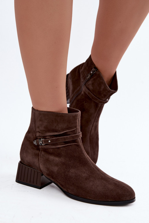 Botines de mujer de ante sintético Klocke aislados D&A CR62-3476 en color marrón