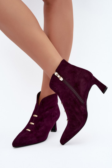 Zapatos de cuero de ante para mujer aislados con tacones D&A CR62-3496 en color ciruela 2