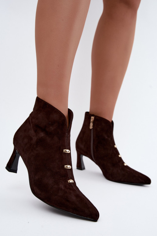 Zapatos de cuero de ante para mujer aislados con tacones D&A CR62-3496 en color chocolate