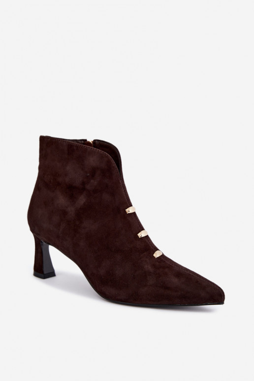 Zapatos de cuero de ante para mujer aislados con tacones D&A CR62-3496 en color chocolate