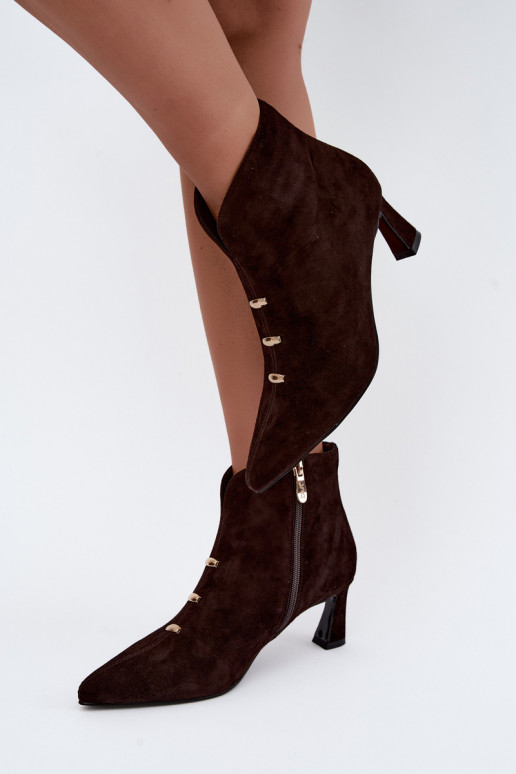 Zapatos de cuero de ante para mujer aislados con tacones D&A CR62-3496 en color chocolate