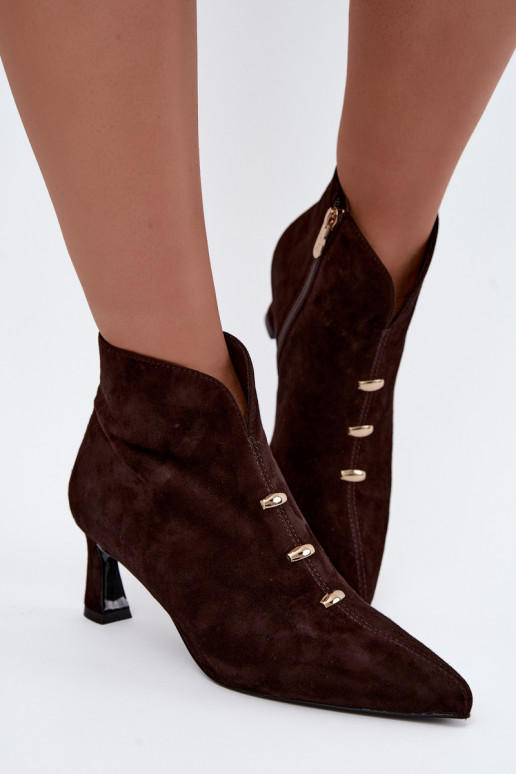 Zapatos de cuero de ante para mujer aislados con tacones D&A CR62-3496 en color chocolate