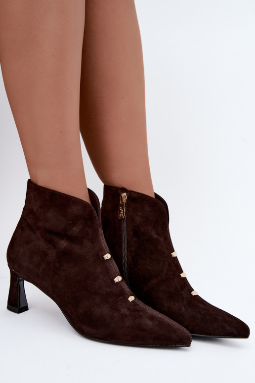 Zapatos de cuero de ante para mujer aislados con tacones D&A CR62-3496 en color chocolate