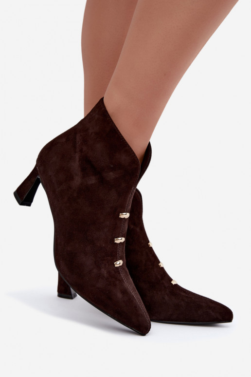 Zapatos de cuero de ante para mujer aislados con tacones D&A CR62-3496 en color chocolate