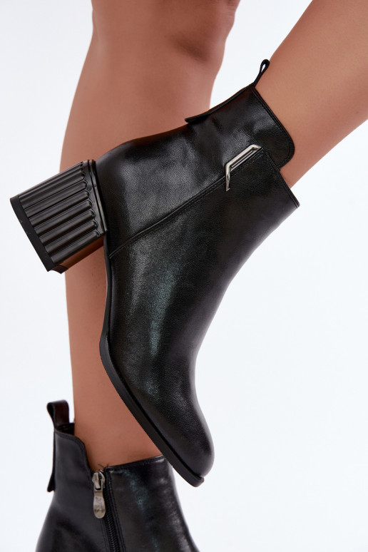 Botines de cuero con tacones aislados D&A CR62-3442 en color negro