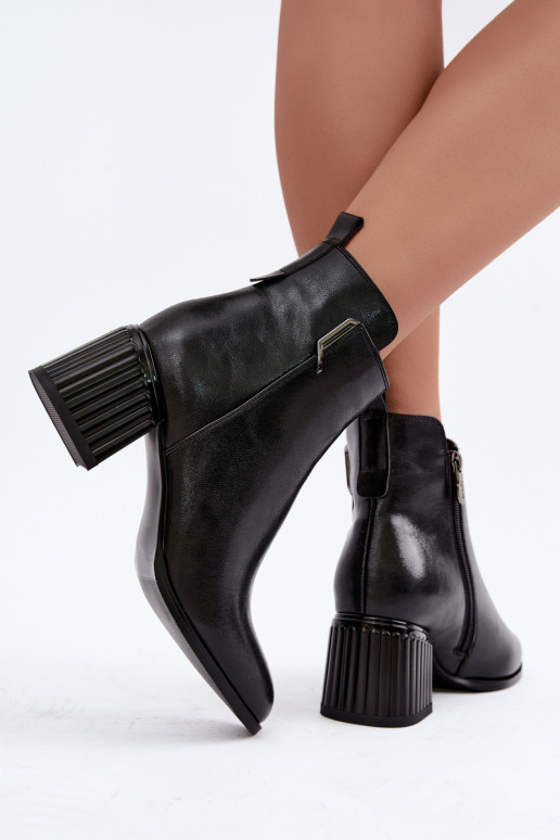 Botines de cuero con tacones aislados D&A CR62-3442 en color negro