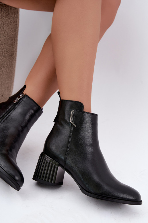 Botines de cuero con tacones aislados D&A CR62-3442 en color negro