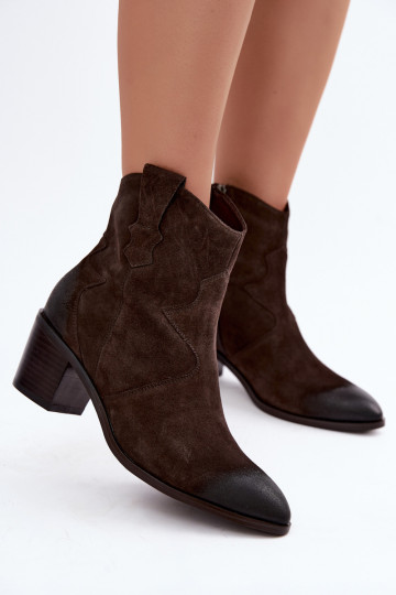 Botas de ante aisladas de estilo cowboy D&A CR62-3395 en color marrón oscuro