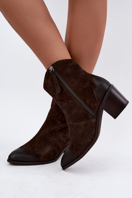 Botas de ante aisladas de estilo cowboy D&A CR62-3395 en color marrón oscuro