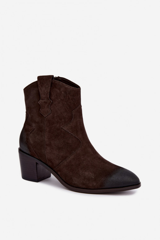 Botas de ante aisladas de estilo cowboy D&A CR62-3395 en color marrón oscuro