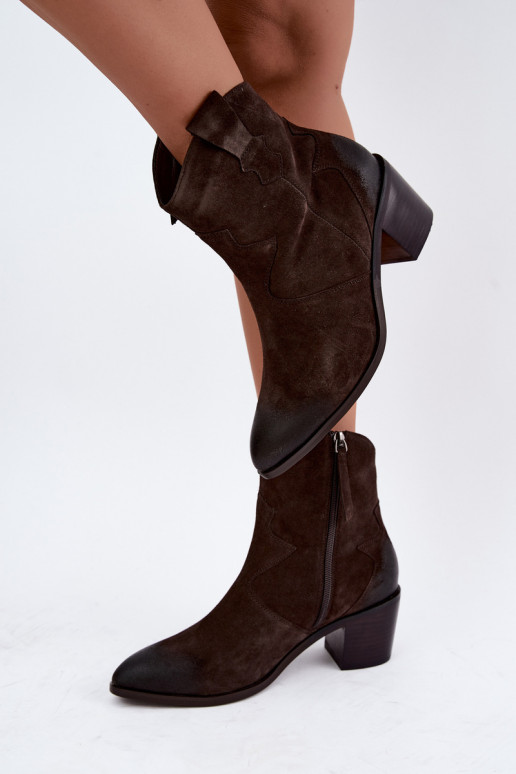 Botas de ante aisladas de estilo cowboy D&A CR62-3395 en color marrón oscuro